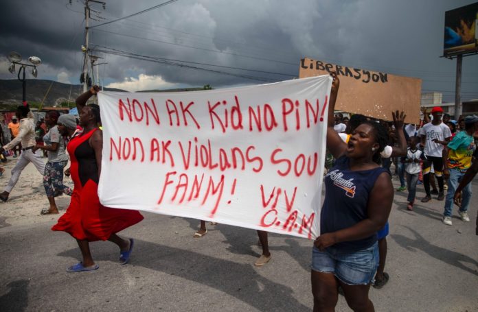 Personas-protestan-con-una-pancarta