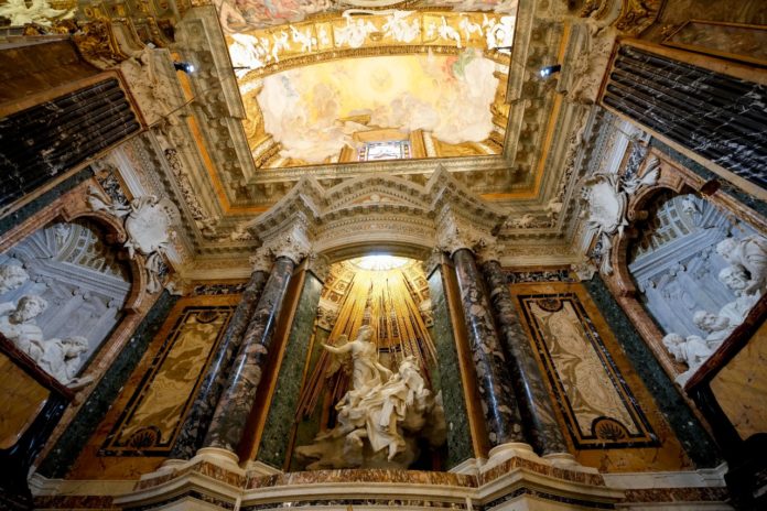 Una-capilla-en-una-iglesia-de-Roma