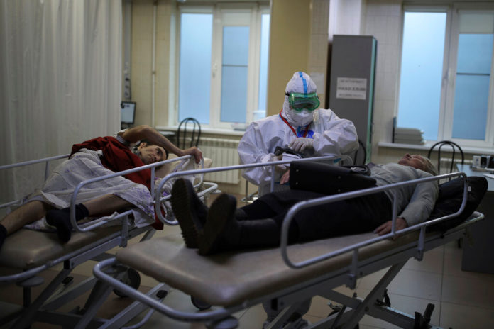 Un-médico-con-un-traje-especia