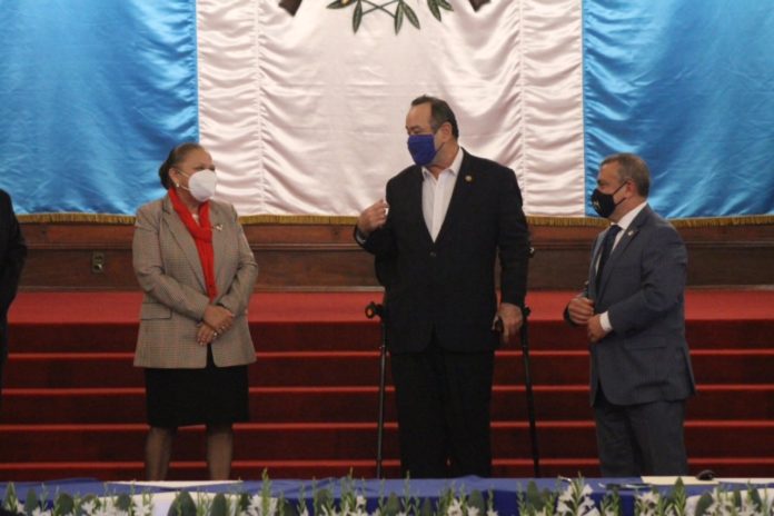 María-Consuelo-Porras-junto-al-presidente-Alejandro-Giammattei