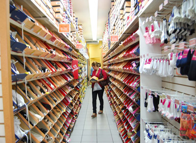 navidad-2 En cuestión de calzado, los comerciantes no se han quedado atrás y ofrecen un amplio y variado surtido de pares de zapatos para todos los gustos.