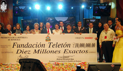 teleton-12 El presidente Roberto Micheletti entregó por parte del gobierno un donativo de 10 millones de lempiras, con los que se superó la meta del 2009.