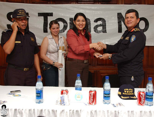 tran3 La ejecutiva de Cervecería Hondureña, Karla Ávila entregó la donación al titular de tránsito, Napoleón Nazar.