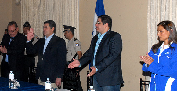El Presidente de la República, Juan Orlando Hernández, el presidente de Condepah, Gerardo Fajardo y la capitana de la selección, Ana Joselina Fortín, durante la juramentación.