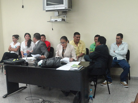 Los imputados, “Los Osorio”, las dos jovencitas y su primo, dialogan con sus respectivos defensores luego de que se presentaran más pruebas en el cuarto día del juicio.