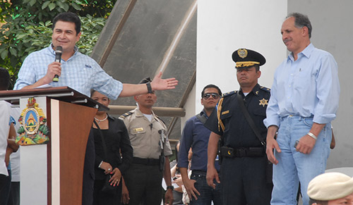 El presidente Juan Orlando Hernández y el alcalde capitalino, Nasry “Tito” Asfura, inauguraron el servicio de Wi-Fi, en el parque central, el miércoles 2 de julio pasado.
