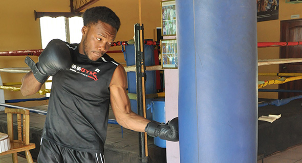 Ahora como boxeador profesional, Cacho entrena diariamente, porque su meta es ser campeón mundial semipesado.