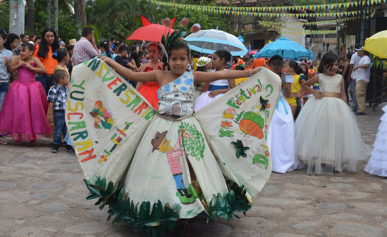 Hermosas niñas también engalanaron la tradicional feria.