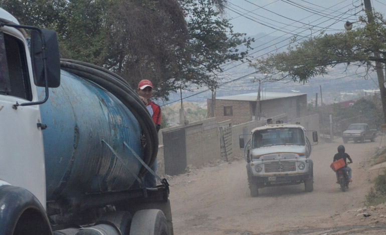 Un ciudadano que no cuenta con el servicio de agua potable abastece su hogar a través de la compra a los vendedores de los camiones.