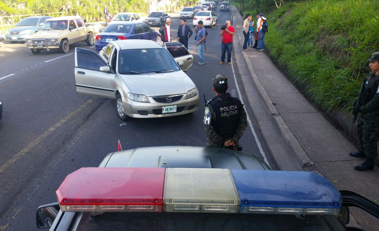El tercer carro robado por los delincuentes fue abandonado cerca de la cancha Birichiche, desde donde se fugaron a bordo de un taxi.