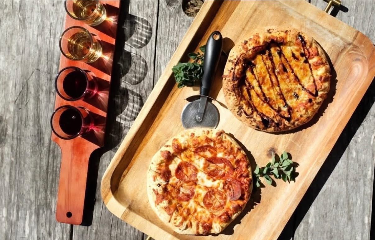 Fridays at the Vineyard: Vino-Views-Pizzas