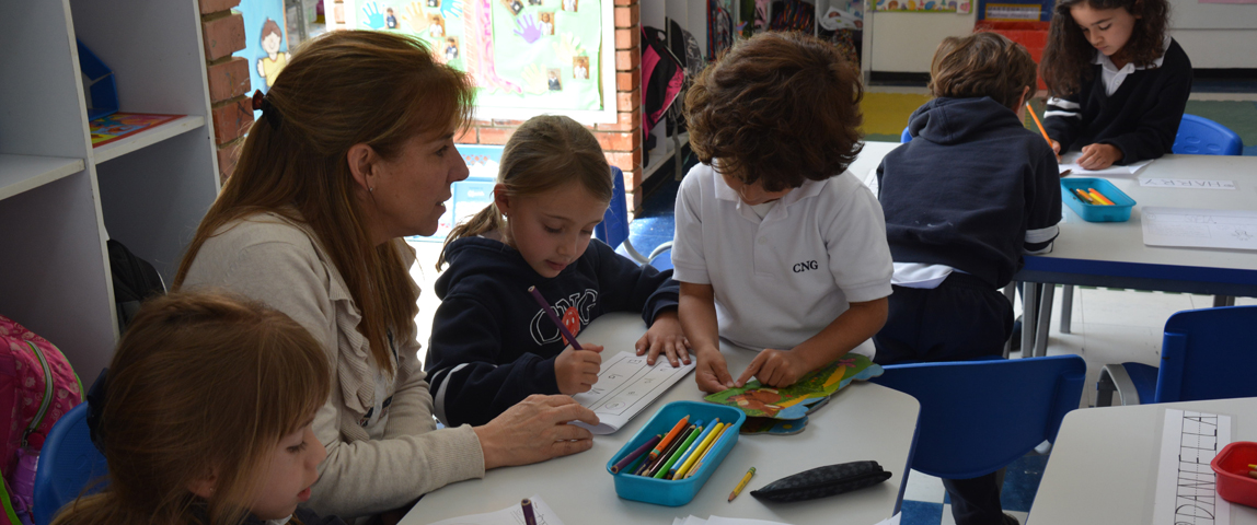 profesora con estudiantes