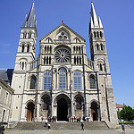 barnyz, Reims church, CC BY-NC-ND 2.0 (https://creativecommons.org/licenses/by-nc-nd/2.0/), Image Source: Flickr (https://www.flickr.com/photos/75487768@N04/9392967352/)