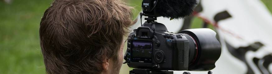 Niekveriaan, COO public domain (http://pixabay.com/en/service/terms/#download_terms) [Image source: Pixabay ( http://pixabay.com/en/film-tv-video-camera-photo-camera-512132/]