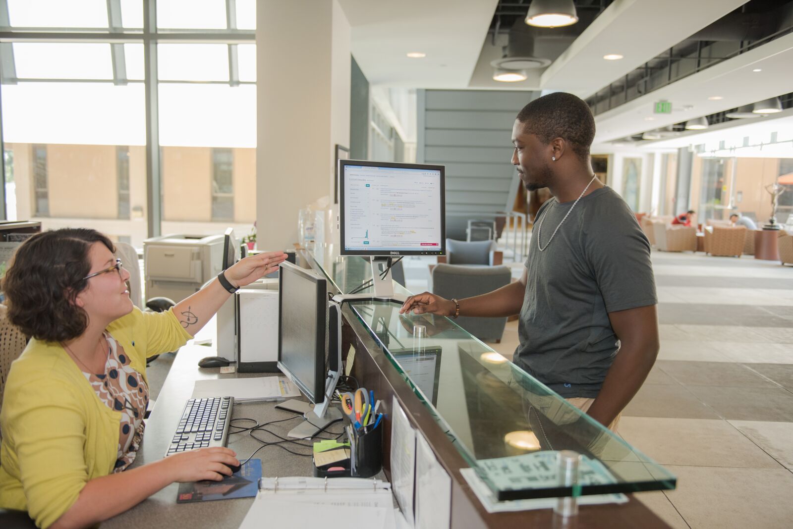 Librarian sharing her screen with a student at the Research Help Desk.