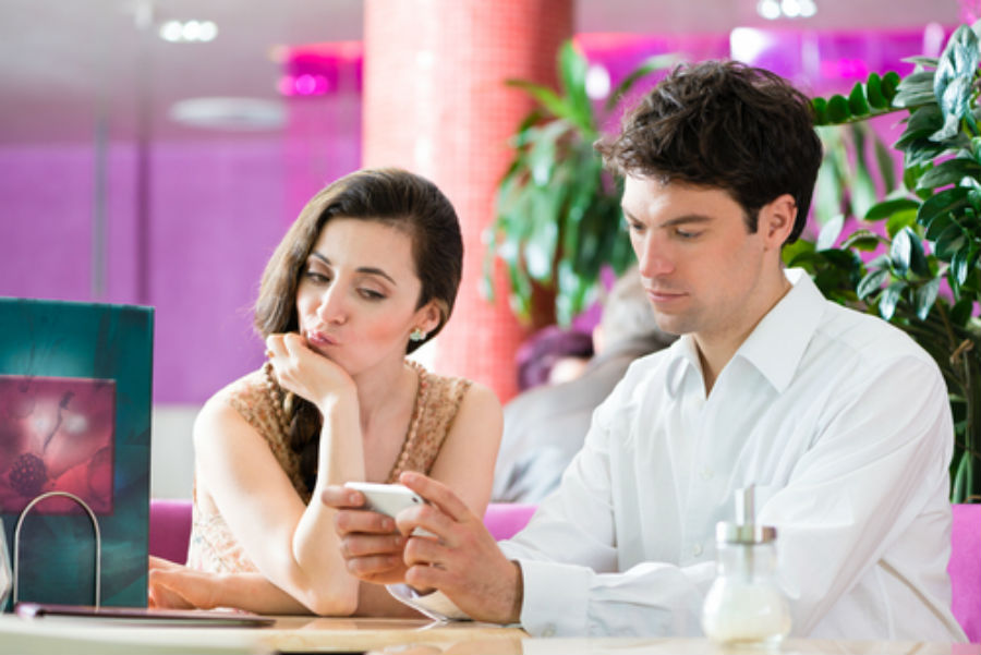 11 Body Language Signs He Doesn't Like You | Life360 Tips