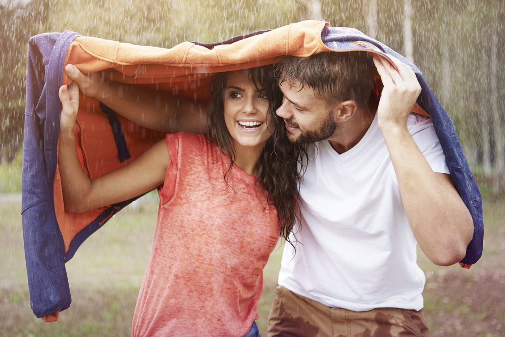 He has your back | 10 Things Men Do Only When They’re In Love | Life 360