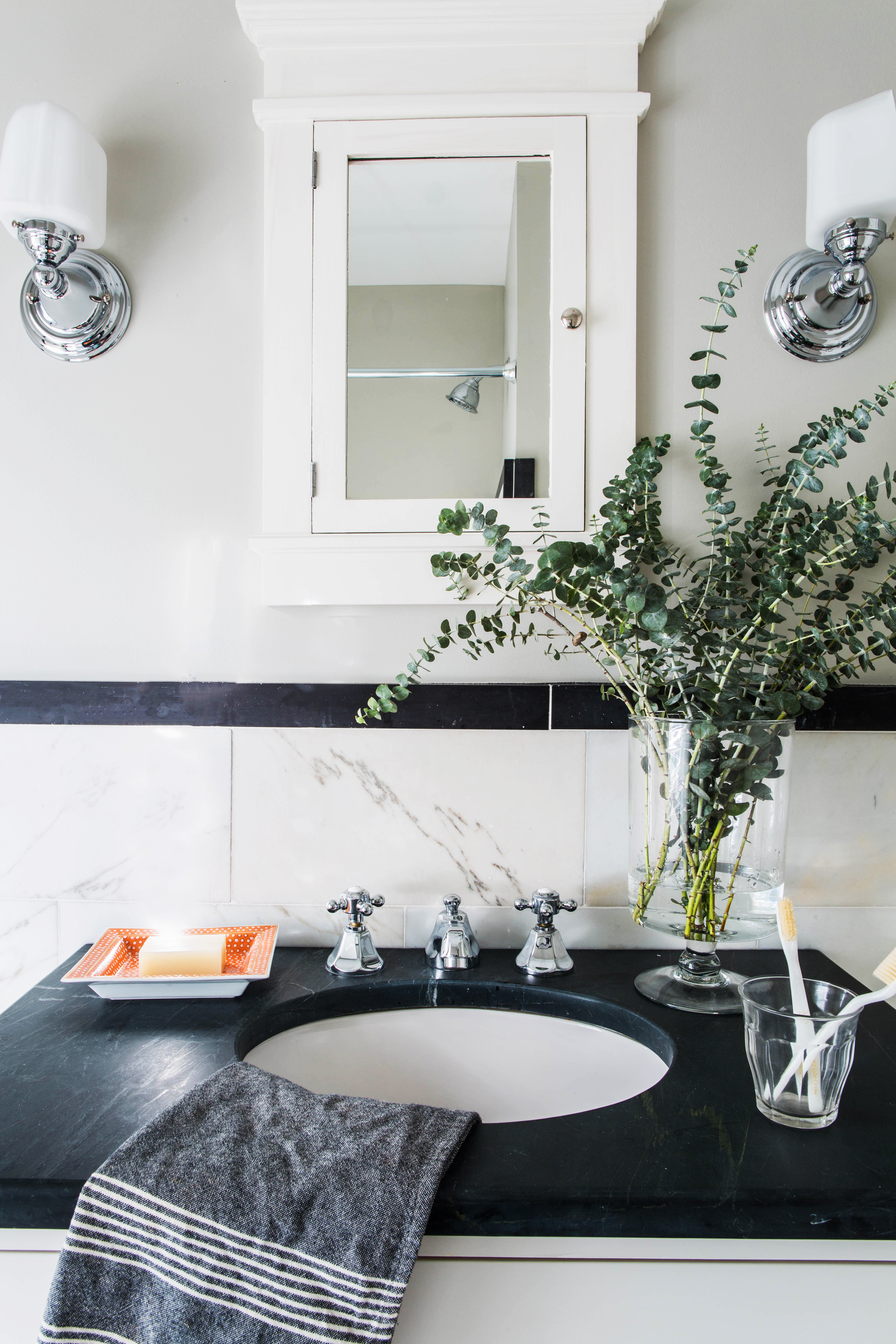 Life-Styled by Stacy Garcia_Home Tour: Historical Home_Caroline Levenson Interiors_UPSTAIRSBATHROOM