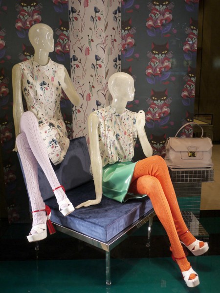Miu Miu, na parede e na roupa, e... 180314-miu-miu