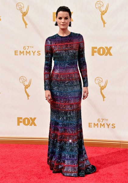 Jaimie Alexander de Armani Privé todo bordado 200915-emmys-jaimie-alexander