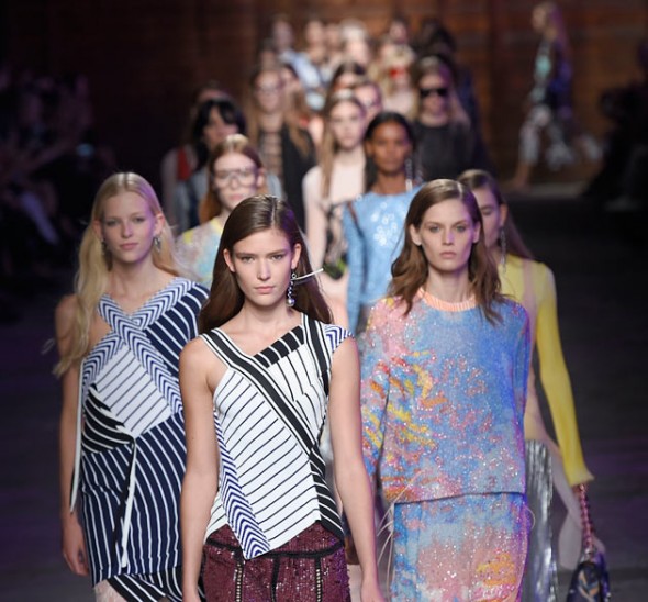Massimo Giorgetti muda totalmente a imagem criada por Peter Dundas pra Pucci. A gente gosta das assimetrias, da forma de trabalhar estampas e texturas e da atitude cool! (veja o desfile aqui!) 290915-best-of-emilio-pucci-pv-16
