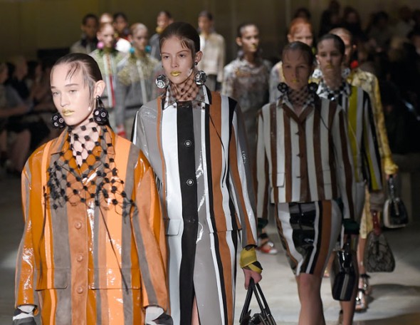 A Prada manda o retrô pra um futuro distante e puxa tudo de volta pro verão 2016 em muitas camadas num look (veja o desfile aqui!) 290915-best-of-prada-pv-16