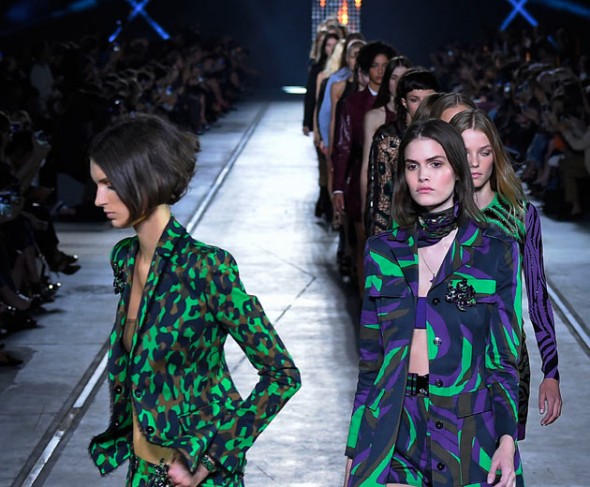 Quem também mandou bem foram marcas cuja imagem é tão forte quanto suas mulheres, ambas sexies, mas diferentes: a Versace e seu militarismo poderoso com assimetrias e fendas que são um clássico, e um mix de estampas moderno... (veja o desfile aqui!) 290915-best-of-versace-pv-16