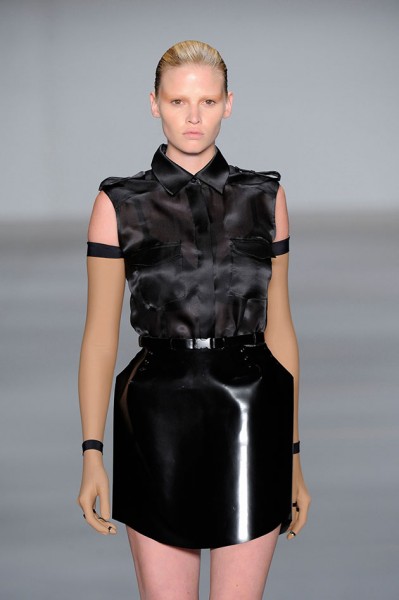 Lara Stone – estrela da campanha da marca de outono-inverno 2010 da Forum, o “furacão” holandês veio ao SPFW pra desfilar pra marca 191015-lara-marcio
