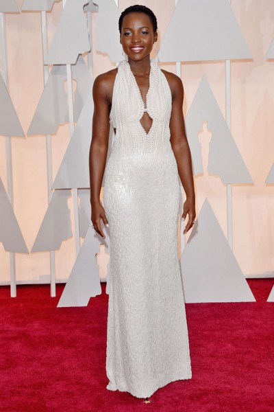 Foi pouco? Quer mais? O vestido Calvin Klein Collection cheio de pérolas que ela usou no Oscar, e foi roubado, e depois devolvido... Lembra da polêmica? 151215-oscar-lupita-calvin-klein