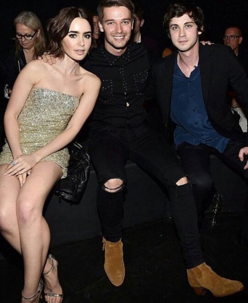 Da geração de celebridades mais jovens, marcaram presença Lily Collins (atriz filha de Phil Collins), Patrick Schwarzenegger (filho do Arnold) e o ator Logan Lerman 110216-fila-a-saint-laurent-04
