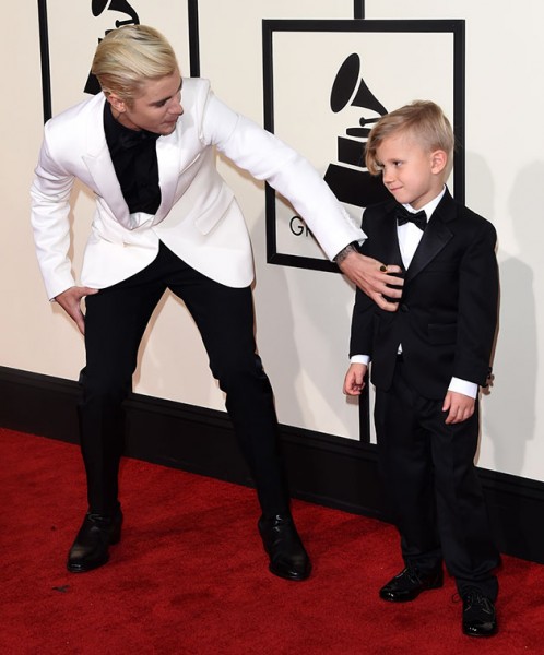 Momento fofura: Justin Bieber em P&B Saint Laurent, superloiro, com o irmãozinho Jaxon Bieber (usando a mesma grife!) 150216-grammy-justin-bieber-jaxon