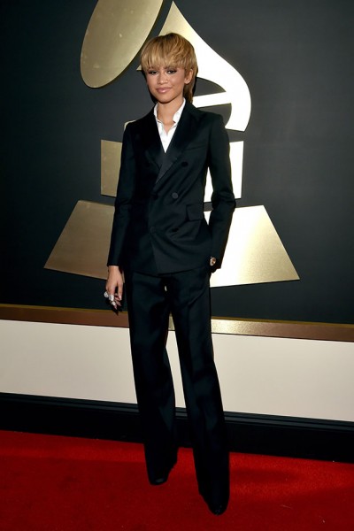Adoramos a alfaiataria esperta de Zendaya - é DSquared2! Já o cabelo, hum, nos deixou em dúvida... 150216-grammy-zendaya