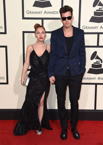 Josephine de La Baume e Mark Ronson, ambos de Saint Laurent 160216-grammy-mark-ronson