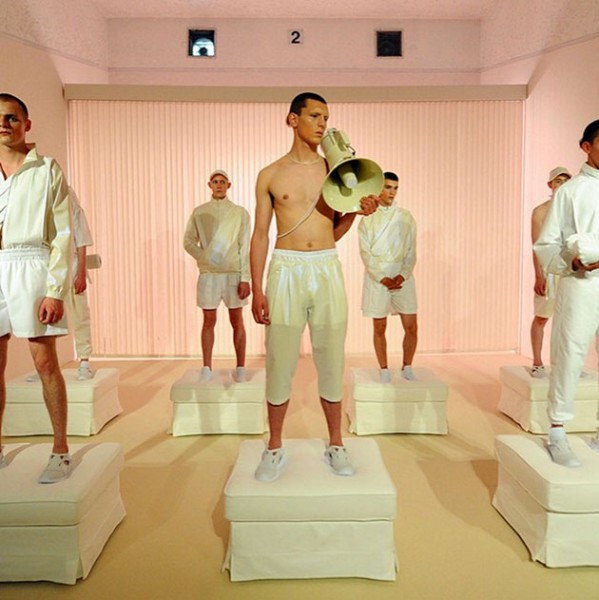 Ben Cotrell e Mathew Dainty são a dupla por trás da Cottweiler! Apesar de desfilarem suas coleções na Semana de Moda Masculina de Londres, eles consideram sua roupa sem gênero, com forte influência em sportswear mas com linhas mais suaves - uma de suas consumidoras é a cantora Fka Twigs! 030316-premio-lvmh-08