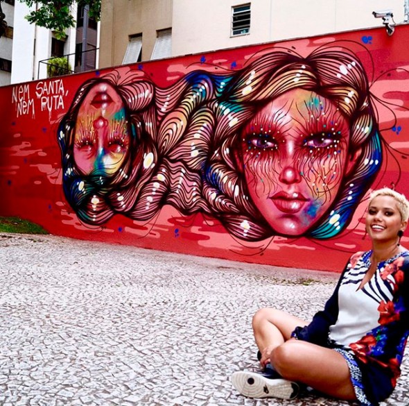 Panmela Castro posa ao lado de seu graffiti feito em comemoração ao Dia Internacional da Mulher, no muro da J. Walter Thompson Brazil 210316-grafiteiras-panmelacastro2