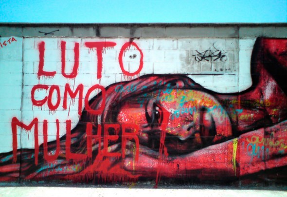 Um dos graffitis que ela fez contra a violência doméstica e o feminicídio. Curtiu? 210316-grafiteiras-panmelacastro3