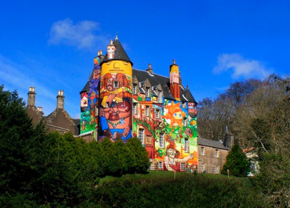Este é o Castelo de Kelburn, na Escócia, que Nina grafitou em parceria com Os Gêmeos e o grafiteiro Nunca 220316-grafiteiras-ninapandolfo2