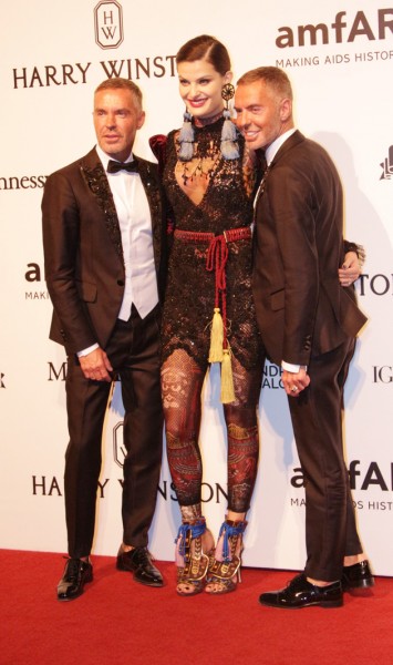 Isabeli Fontana com os gêmeos da DSquared2, Dan e Dean. O look dela, claro, é da marca! 150416-amfar-isabeli