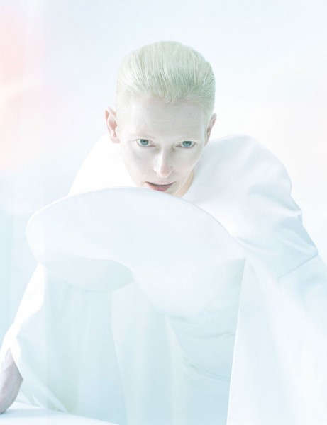 A atriz Tilda Swinton 100516-editorial-vogue-mae-03