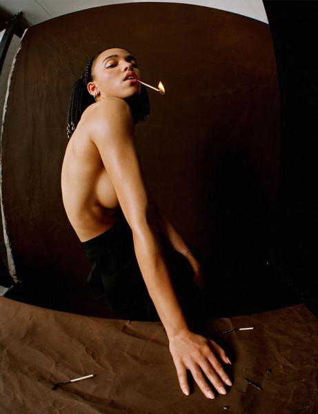 A cantora FKA Twigs 100516-editorial-vogue-mae-06