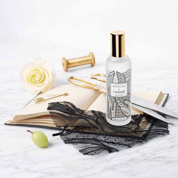 Olha a embalagem da Beauty Elixir criada em parceria com Jason Wu! Clica pra ver mais! 050816-caudalie-jason-wu-4
