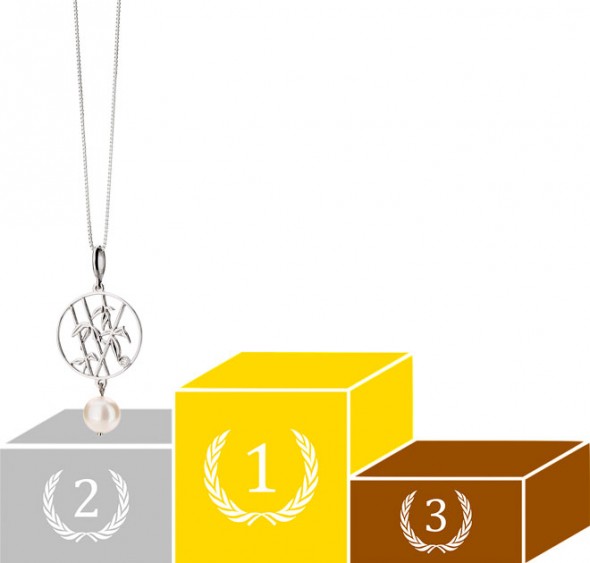 Bem delicado, com pérola, do Julio Okubo (R$ 960) 190816-colar-medalha-olimpica-15