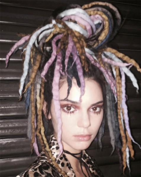As modelos desfilaram usando dreads de lã multicoloridos 190916-dread-marc