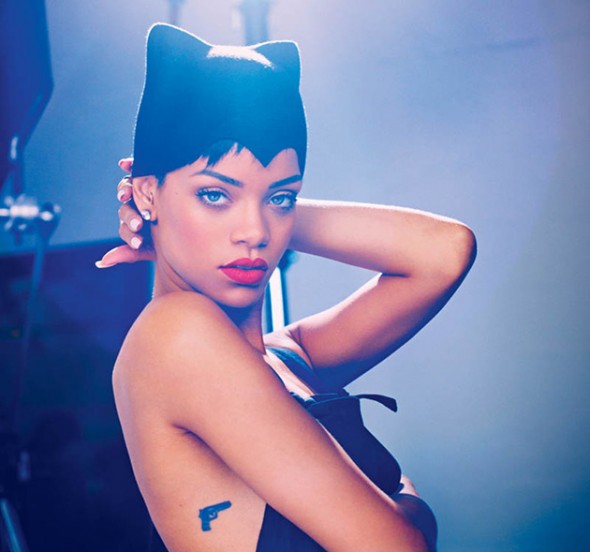 Olha a Rihanna com um chapéu de Flora McLean. A designer também já desenvolveu peças que foram parar nas cabeças de Lady Gaga e Kate Moss. Clica na foto pra conferir nossa entrevista com ela! 210916-flora-mclean-02
