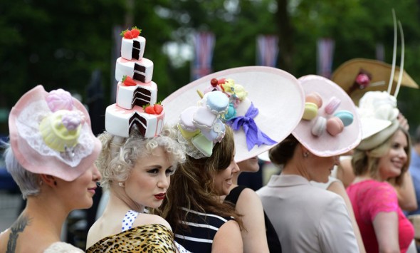 Olha essa foto que a gente encontrou do evento! É tradição em Ascot assistir às corridas de chapéu, e as pessoas realmente se jogam na onda 210916-flora-mclean-04