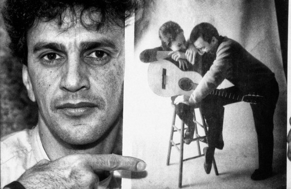 Caetano Veloso segurando um retrato de João Gilberto dos anos 1960 - uau! 270916-david-zingg-np-mis-4