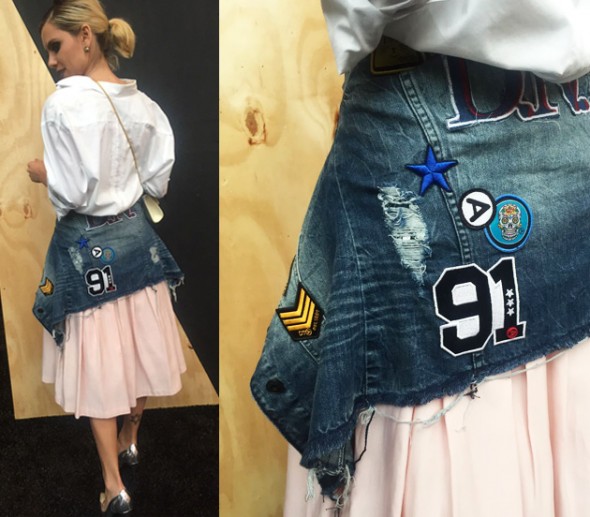 Débora Nogueira escolheu a jaqueta jeans com patches da Dta, camisa masculina e saia Forever 21, bolsa La Spezia e salto Berska 251016-patch-spfw-3