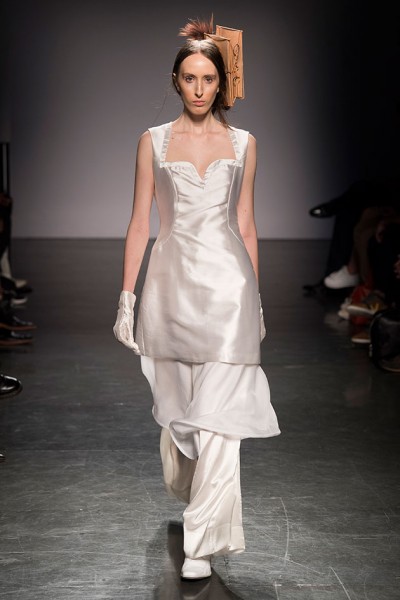E aqui a noiva, com sobreposição de vestido mais curto, bermuda e calça mais um pregador gigante no cabelo! A estilista é cheia de boas ideias - bem-vinda! 091116-projeto-lab-oi-17-0007