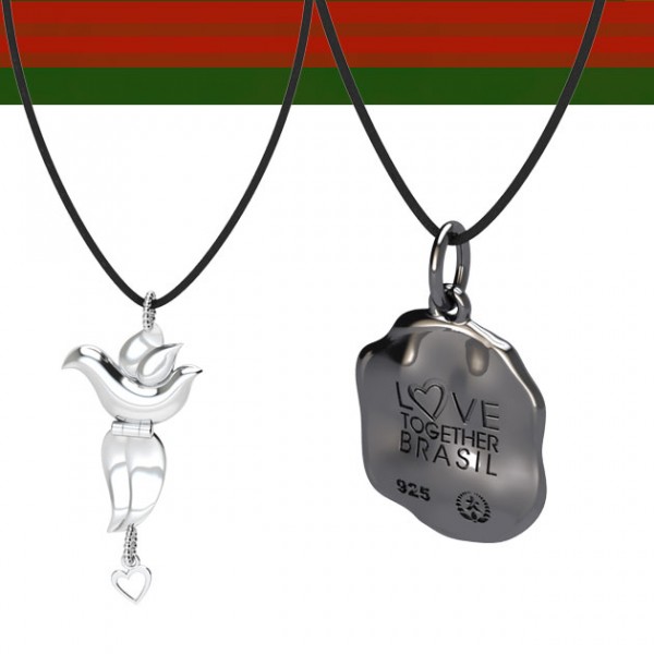 Julio Okubo e Love Together se uniram pela boa causa também: tem o pingente de flor de lótus e pomba (R$ 423) e o banhado em ródio, com o nome da instituição (R$ 324) - 100% do lucro é revertido pra instituição Love Together Brasil, que promove a saúde e a educação de crianças e adolescentes em estado de vulnerabilidade no sertão da Paraíba! 211116-compras-com-proposito-natal-2