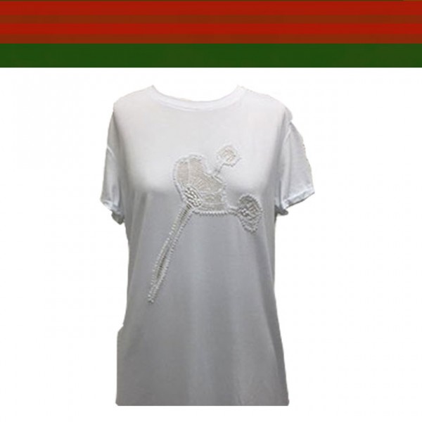 Martha Medeiros e a Pierre-Jouët se uniram pra levar água pro sertão nordestino a partir de um financiamento coletivo - são diversos produtos à venda! Entre eles, essa camiseta de malha com aplicação de flor em renda renascença (R$ 950), feitas pelas rendeiras do projeto Olhar do Sertão! 211116-compras-com-proposito-natal-21